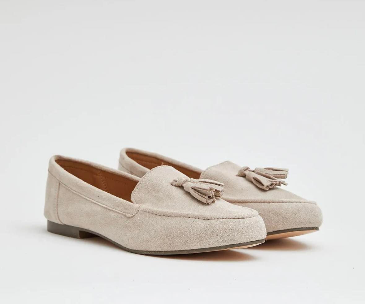 beige moucassains trinkets