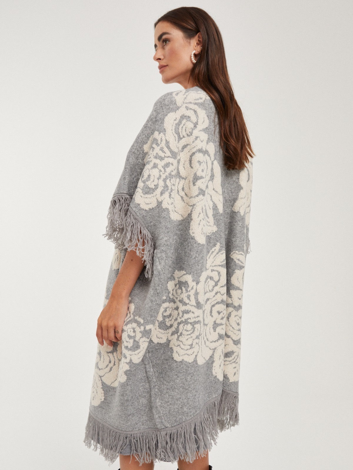 Capa floral cinza