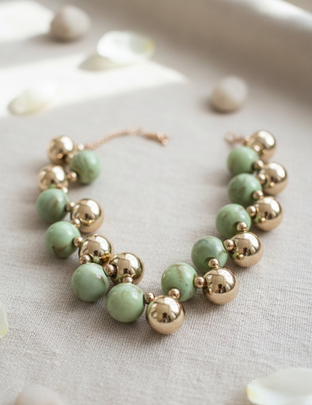 Colar verde e dourado