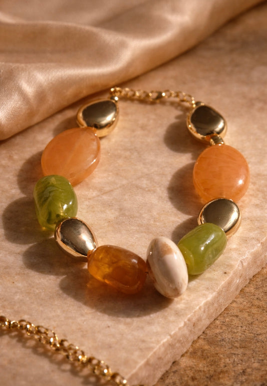 Colar dourado terroso