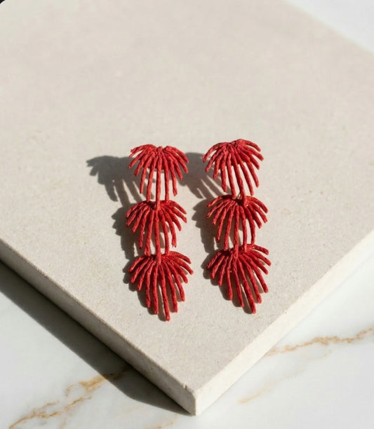 Brincos leques de ráfia