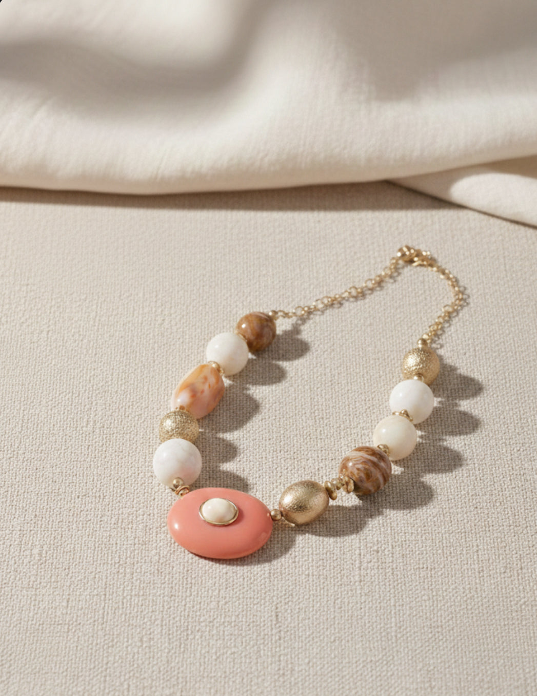 Colar coral dourado