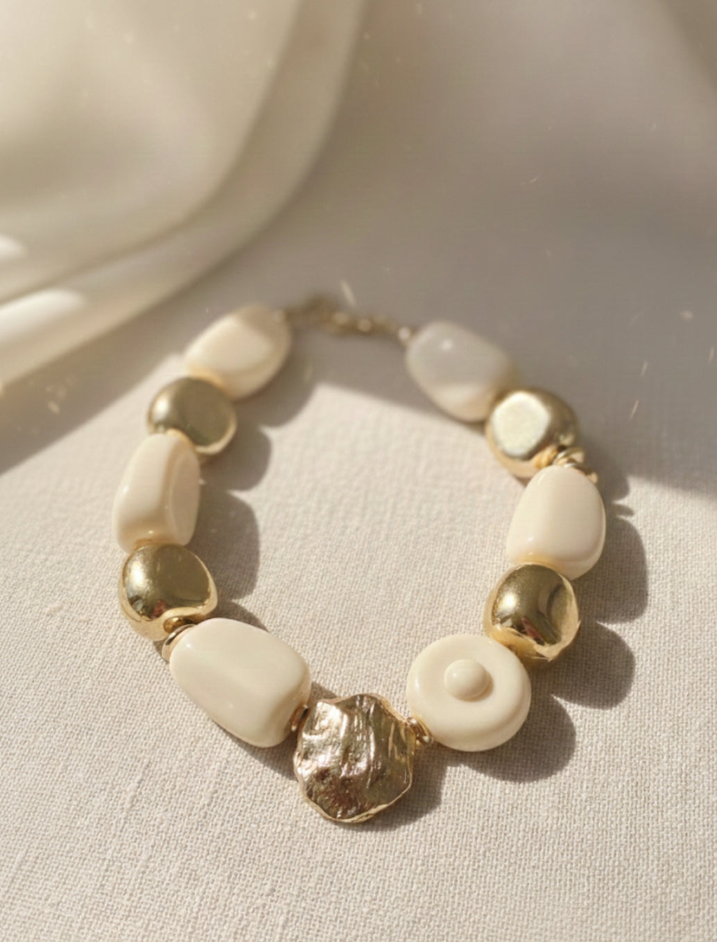 Colar branco e dourado
