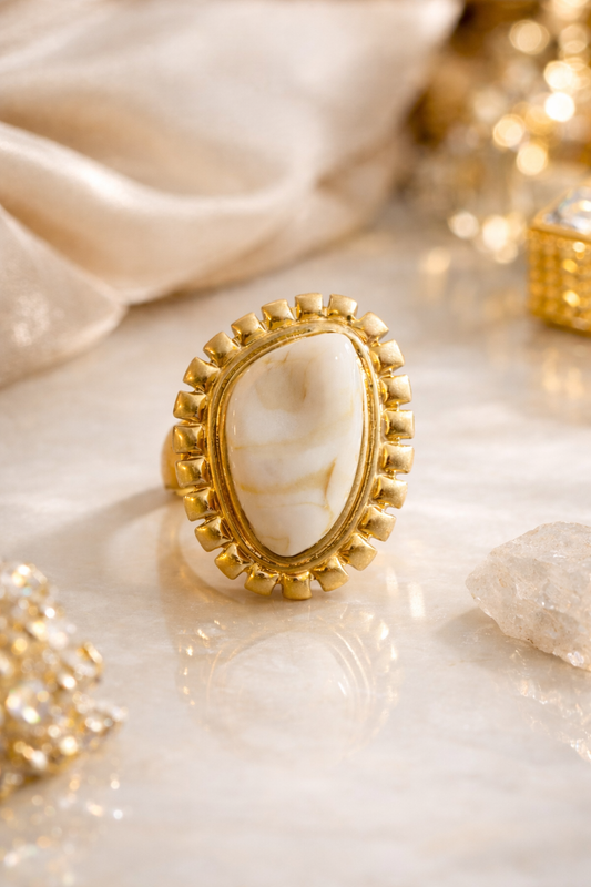 Anel dourado mármore